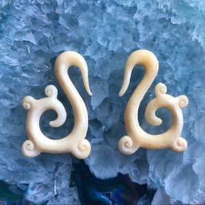 Tawapa Bone Spiral Ear Hangers 4g 4 gauge